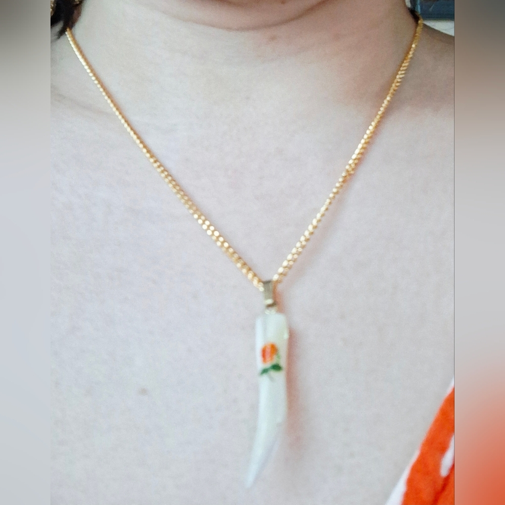 Vintage 80s 💐🤍✨️Floral Jade Horn Necklace